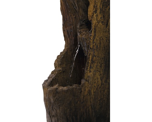 Detailansicht eines dekorativen Zierbrunnens mit Wasserfall