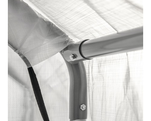 Detailansicht eines Unterstandes mit Metallrahmen und Abdeckplane