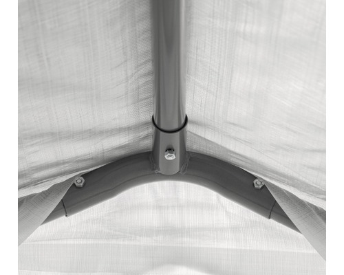 Detailansicht des Metallgestells eines Zeltes mit Plane