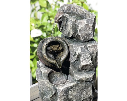 Dekorativer Zimmerbrunnen mit Wasserfallfunktion und Steinoptik