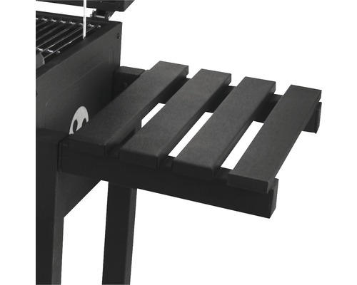 Detailansicht eines Holzkohlegrills mit Seitenablage