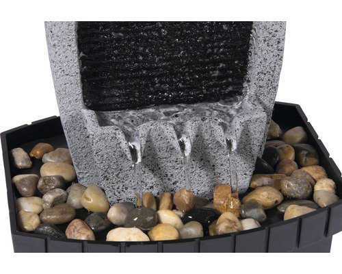 Dekorativer Zimmerbrunnen mit Steinen