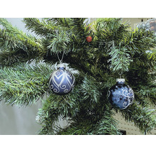 Dekorierter Christbaumschmuck an einem Weihnachtsbaum