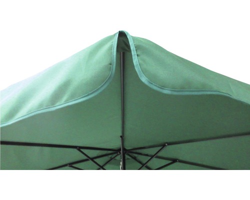 Detailansicht eines grünen Sonnenschirms mit Metallgestell
