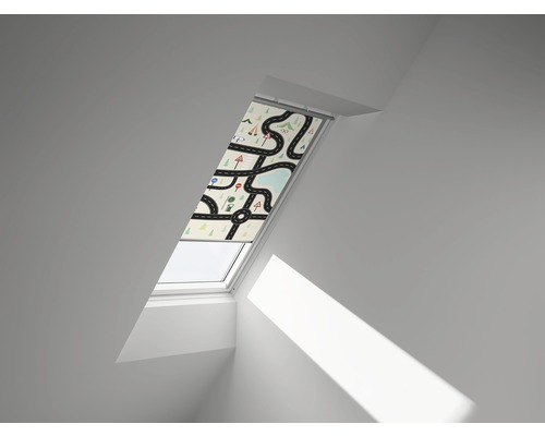 Dachfenster mit Rollos mit Straßenmotiv