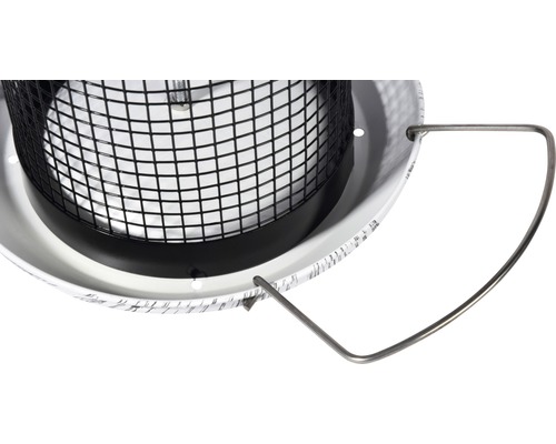 Detailansicht einer Feuerstelle mit Metallsieb und Griff.