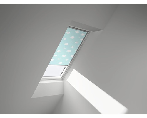 Dachfenster mit Rollo, das mit Wolkenmustern verziert ist