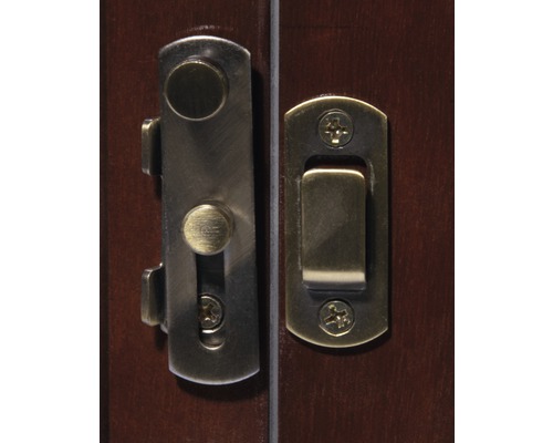 Türriegel aus Metall auf Holz