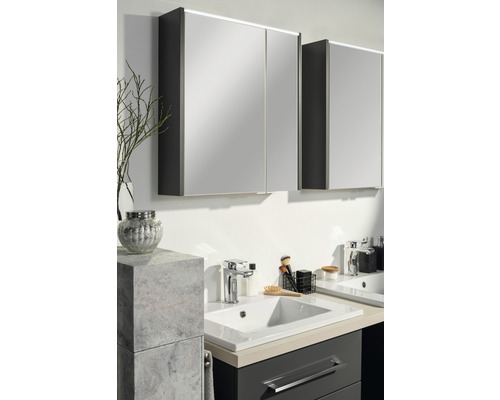 Badezimmer mit Waschbecken, Spiegelschränken und Armaturen