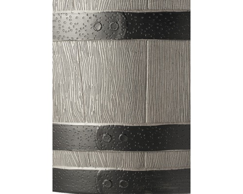 Detailaufnahme eines Pflanzgefäßes in Form eines Fasses mit Holzstruktur und Metallbändern.