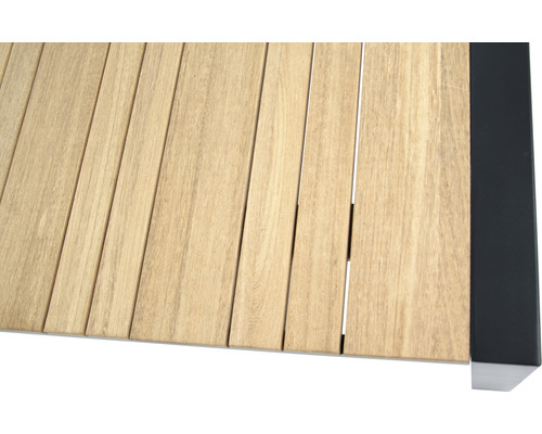 Detailansicht einer Gartenmöbel-Tischplatte aus Holzlatten mit schwarzem Rahmen