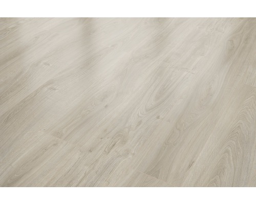 Heller Laminatboden mit Holzstruktur