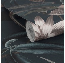 Blumentapete mit blühenden Blumen und Blättern auf dunklem Hintergrund