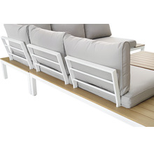 Detailansicht einer Loungegarnitur mit hellen Polstern und einem Tisch mit Holzlamellen