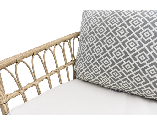 Nahaufnahme eines Rattansessels mit Kissen und geometrischem Muster