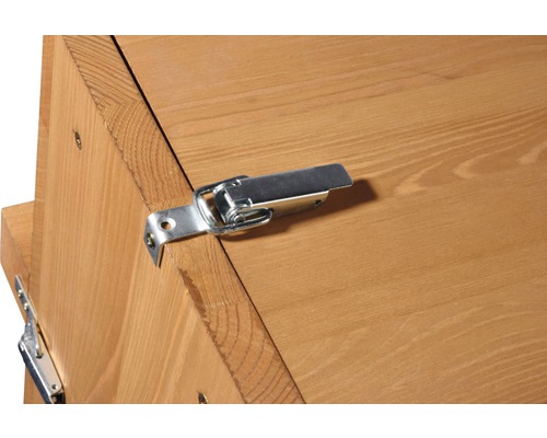Detailansicht eines Holzschranks mit Metallverschluss