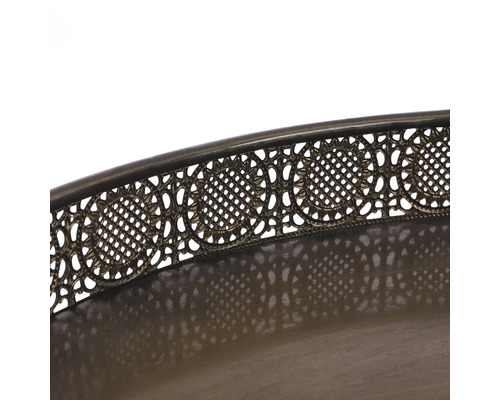 Detailaufnahme eines Serviertabletts mit durchbrochenem Randmuster.