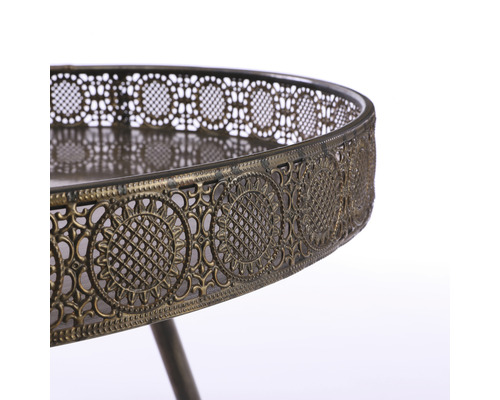 Dekorative Servierplatte aus Metall mit filigranem Muster