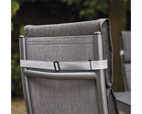 Detailansicht der Rückenlehne eines Gartenstuhls mit Stoffbezug und verstellbarem Riemen