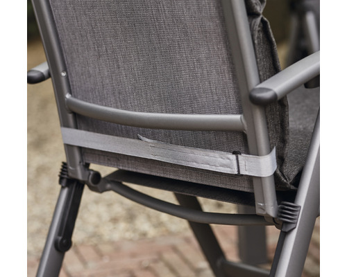 Detailansicht eines Gartenstuhls mit Textilsitzfläche und Metallrahmen.