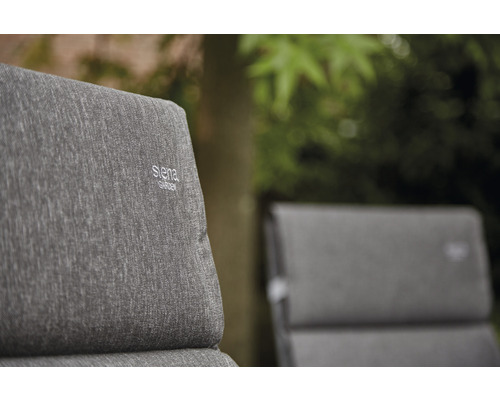 Detailaufnahme eines Gartenmöbelpolsters mit dem Siena Garden Logo.