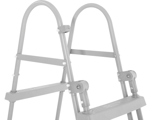 Detailansicht einer grauen Poolleiter