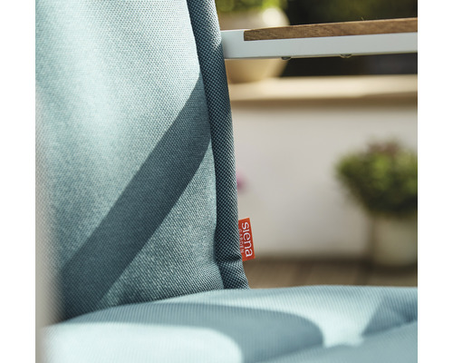 Detailansicht eines Gartenstuhls mit Textilbezug und dem Siena Garden Logo