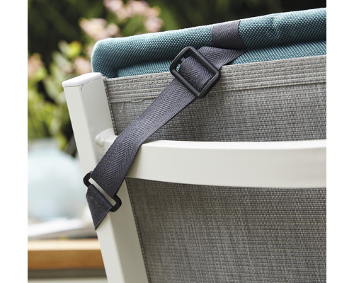 Detailansicht eines Gartenstuhls mit Befestigungsband