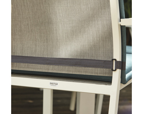 Detailansicht eines Gartenstuhls mit Textilbespannung und dem Siena Garden Logo.