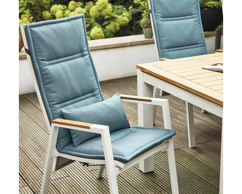 Gartenstuhl mit Auflage und Kissen auf einer Terrasse