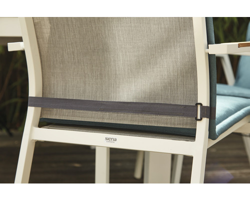 Detailansicht eines Gartenstuhls mit Textilbespannung und Gurt