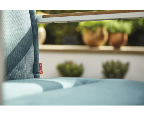 Detailaufnahme eines Gartenstuhls mit Textilbezug und Siena Garden Logo