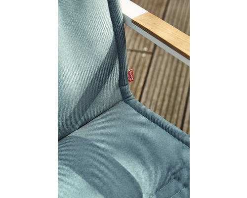 Detailansicht eines Gartenstuhls mit Stoffbezug und Siena Garden Logo