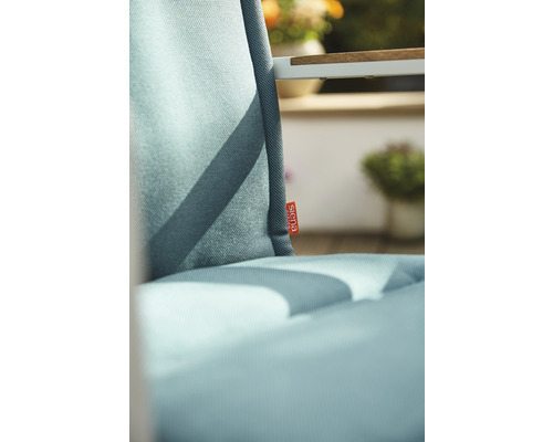 Detailaufnahme eines Gartenstuhls mit Stoffbezug und Siena Home Logo
