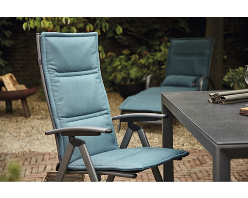 Garten Szene mit gepolstertem Liegestuhl und Gartentisch