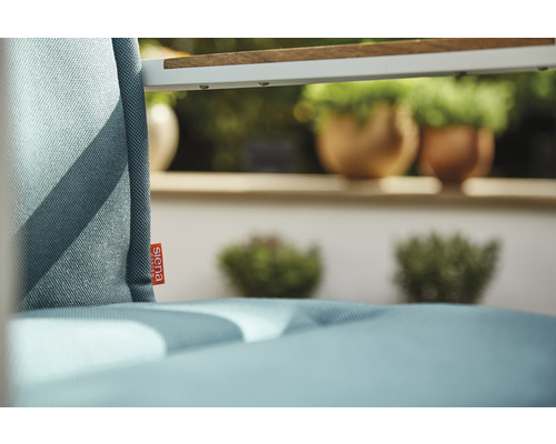 Detailaufnahme eines Gartenstuhls mit Auflage und Siena Garden Logo