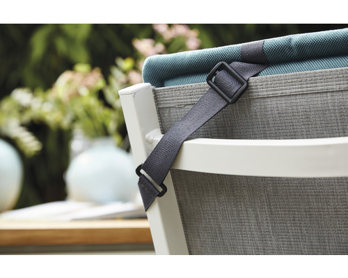 Detailansicht eines Gartenstuhls mit Befestigungsgurt