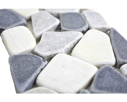 Nahaufnahme von Mosaikfliesen aus Naturstein