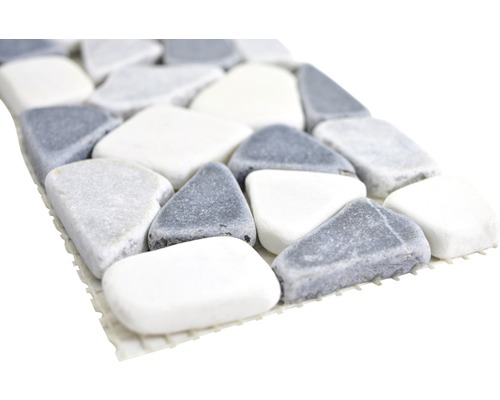 Mosaikfliese aus Naturstein auf Netz