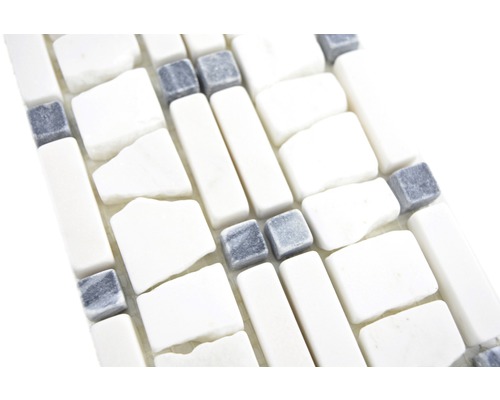Mosaikfliese aus Naturstein in Weiß und Grau