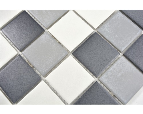 Mosaikfliese in quadratischer Form mit grauen und weißen Farbtönen