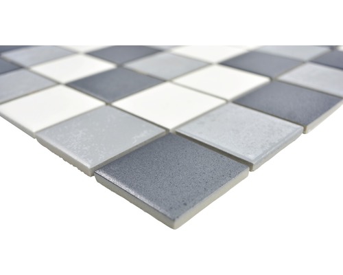 Mosaikfliese mit quadratischen, matten Steinen