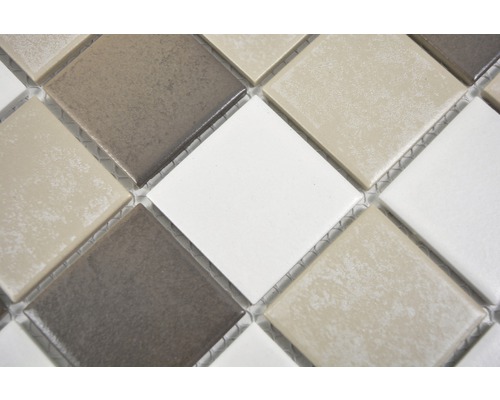 Mosaikfliese mit quadratischen, matten Steinen