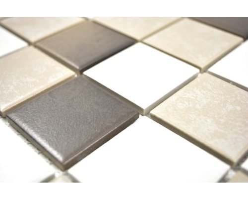 Mosaikfliesen mit quadratischen Steinen