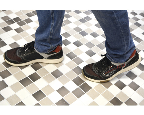 Person mit Schuhen auf Fliesenboden