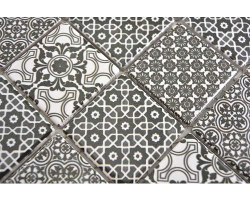 Mosaikfliesen mit verschiedenen Ornamenten