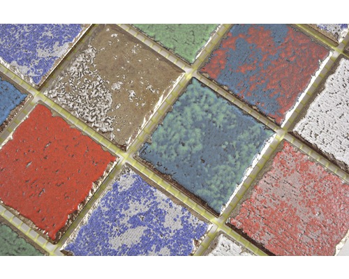 Nahaufnahme von keramischen Mosaikfliesen in verschiedenen Farben für den Innenbereich