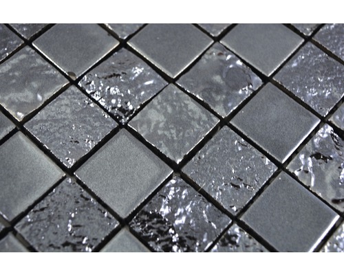 Mosaikfliesen aus Glas und Metall im Detail