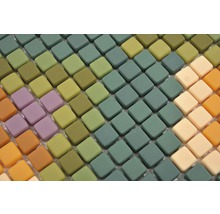 Quadratische Mosaikfliesen in verschiedenen Farbtönen