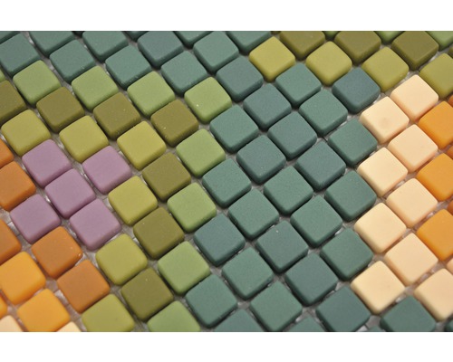 Quadratische Mosaikfliesen in verschiedenen Farbtönen
